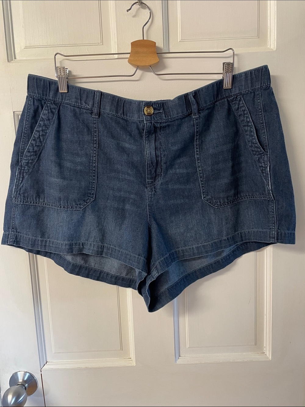 Torrid blue denim jean shorts women’s size 20